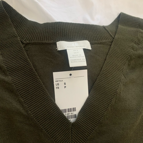 NWT H&M V-neck Sweater - Size S - Picture 2 of 3